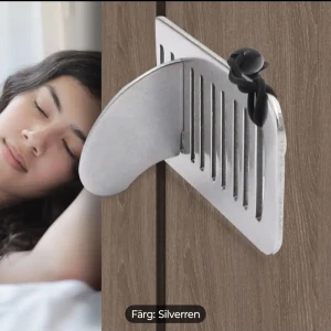 Portabel Dörrlås Säkerhetslås i Metall - Smidigt portabelt dörrlås i silverfärgad metall, perfekt för extra säkerhet på resor eller hemma. Lätt att använda, robust och kompakt nog att bära i fickan. Passar de flesta dörrar och ger extra trygghet. Appliceras enligt instruktioner i en av bilderna. Det hindrar tjuvar eller våldsverkare att ta sig in på ditt rum. En billig "försäkring"!