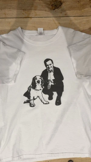 Tröja med ett tryck av Ulf Kristersson och hans hund - En vit T-shirt med Ulf Kristersson och hans hund