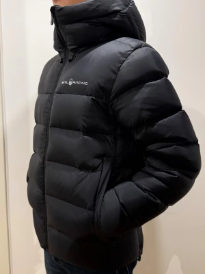 Sail Racing svart jacka - Säljer denna Sail Racing svarta (Carbon) dunjacka (Cloud Down Hood), i mycket fint skick. Storlek M. Nypris 4200kr. Tveka inte höra av dig för en snabb affär!