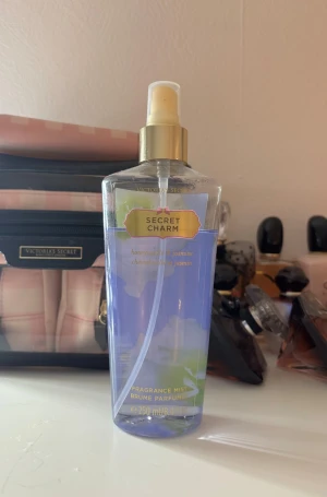 Victorias Secret body mist - Victorias Secret body mist i doften secret charm. Cirka 2/3 är kvar av den🩵