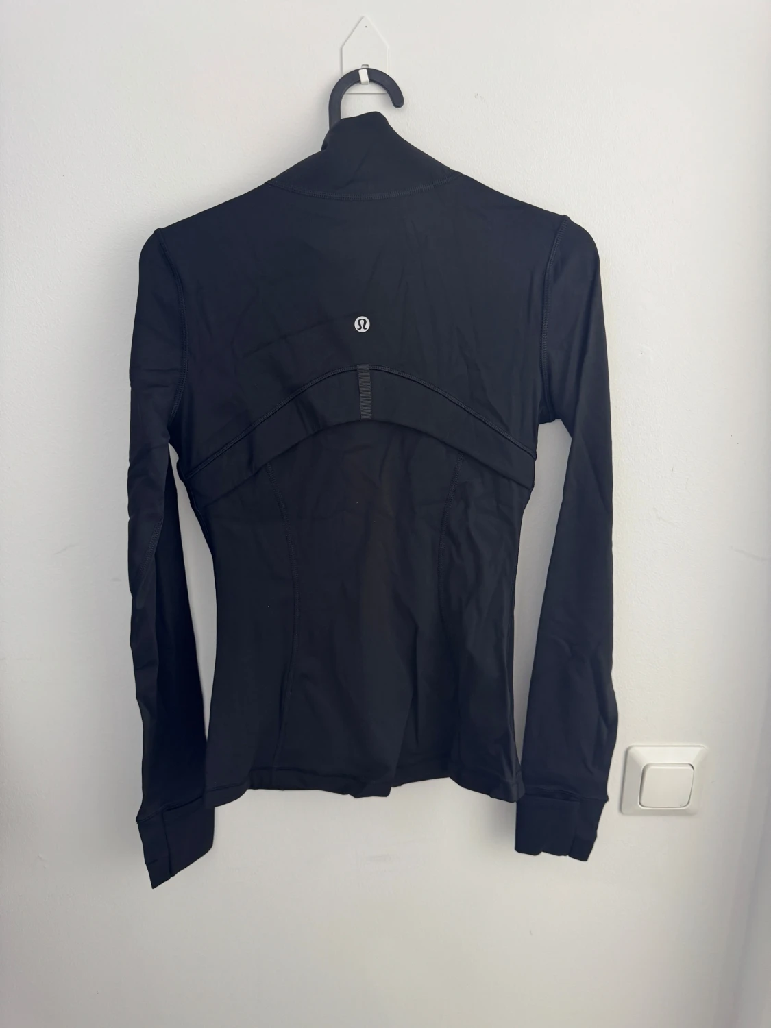 Svart slim fit/tight träningsjacka från Lululemon storlek 4 - 3