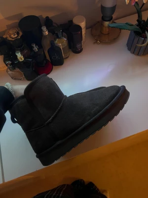 Mörkbruna fluffiga boots i mocka - Säljer ett par mörkbruna boots strl 37 från PACE köpt för 749kr på din sko  med fluffigt foder och platt sula. Skorna är tillverkade i mjuk mocka och har en klassisk rund tå. Perfekta för kalla dagar när du vill ha det extra mysigt om fötterna.