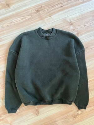 Mörkgrön stickad tröja Weekday - En stilren mörkgrön stickad tröja från Weekday med rund halsringning och ribbade muddar vid ärmslut och nederkant.