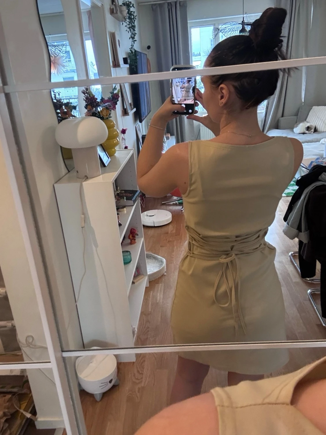 Beige ärmlös kortklänning med knyt - 1