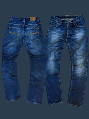 Nudie hank rey - Säljer dessa riktigt feta nudie hank rey. Jeansen har riktigt goa fades och dem sitter i en rak/regular passform (beroende på längd). Skriv vid minsta lilla fråga. Pris går att diskuteras vid snabb affär! Mått: Midja: 39cm Längd: 104cm Lår: 24cm Smalben: 19cm Benöppning: 18cm