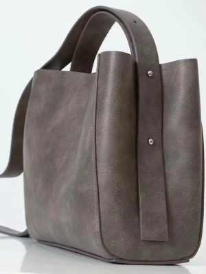 Grå axelväska i skinn - Stilren grå axelväska i slätt skinn med minimalistisk design. Väskan har både ett kort handtag och en lång axelrem, vilket gör den enkel att bära på olika sätt. Perfekt för dig som gillar enkel och modern stil. Köpt från Gina Tricot förra året, använts fåtal gånger 🩶