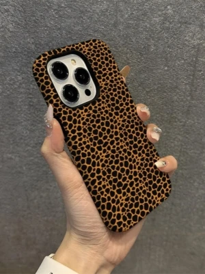 Mobilskal med leopardmönster - Snyggt mobilskal med leopardmönster i brunt och svart. Skalets yta är matt och ger ett trendigt intryck. Passar perfekt för dig som vill sticka ut och ge mobilen en cool look. Materialet känns mjukt och greppvänligt.