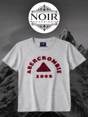 Grå Abercrombie t-shirt med röd text - Abercrombie t-shirt som passar någon 160-175 i storlek Xs, kollar intresset!