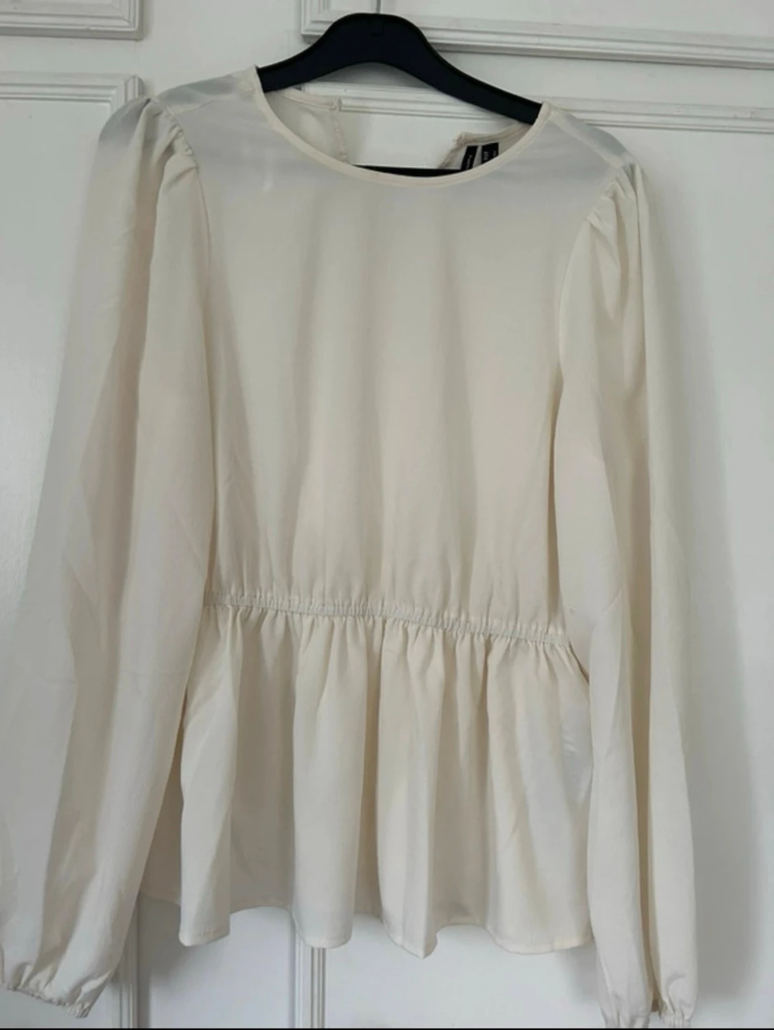 Krämvit blus med volang