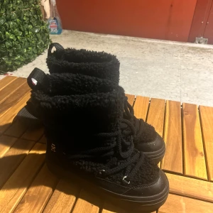 Svarta teddy moon boots - Säljer ett par svarta moon boots från Tommy Hilfiger. Använda max 1 gång. Kartong finns också.