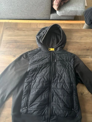 Svart vindjacka med huva - Jag säljer nu lim Parajumper cardigan i storlek L. Köpte den i somras på butik. Nypris 5000kr
