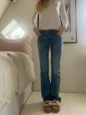 Jeans  - Sååå fina blåa jeans med perfekt passform💕Innerbenslängd: 79cm, midjemått rakt över: 36cm