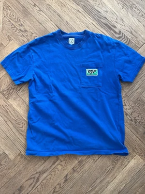 Blå t-shirt från Polar Skate Co - Blue T-shirt from polar skate co. Can tell it’s been used but is in very good condition