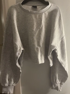 Croppad tröja Gina Tricot - Croppad fin tröja från Gina tricot, inga särskilda tecken på användning ❣️