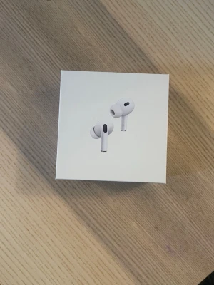Apple AirPods Pro (2nd gen)  - Apple AirPods Pro (2nd generation). De är som nya oanvända som nya. De säljs i affären för 2500kr jag säljer dem för 1200kr priset kan diskutera.