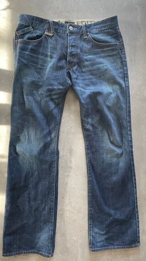 Armani Special Edition Bootcut Jeans - Loose fit bootcut jeans, size 34-33 och låg midja.                                                                 Outseam 108 Ben öppning 25 Inseam 85 Midja 90