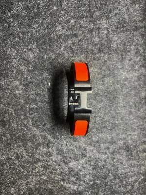 Svart,orange armband  - Hör av dig vid frågor och funderingar 🤩