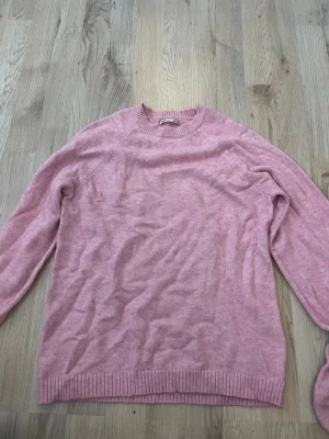 Ljusrosa stickad tröja från ONLY - Mysig ljusrosa stickad tröja från ONLY med rund halsringning och ribbade muddar vid ärmslut och nederkant. Perfekt för kalla dagar och enkel att matcha med jeans eller kjol. Har ej använt!💕💕