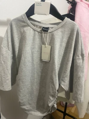 Grå loose topp med snörning - Snygg grå topp från Gina tricot 