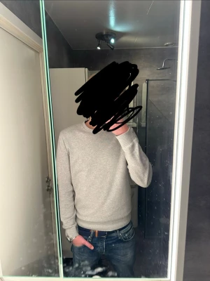 Flätat bälte  - Ett mörkt blått flätat bälte i fint skick, endast använd någon enstaka gång. Passar till det mesta. Skriv vid frågor och kolla gärna in min profil för potentiella bundles!