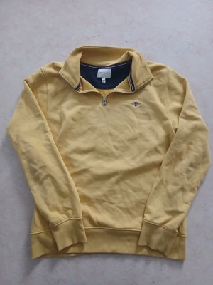 Gul halfzip tröja från GANT - Gul långärmad tröja från GANT med haflzip Perfekt för en avslappnad och stilren look. Pris går att diskutera