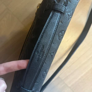 Väska - Fint skick förutom att den e lite lös på sidan där bandet sitter (se bild) priser kan diskuteras 