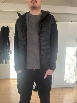 Svart pufferjacka med huva - jättesnygg och trendig vindjacka för killar, passar s/m skitsnygg inför våren, buda gärna