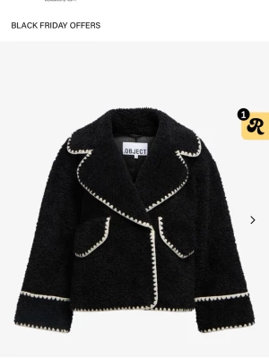 Svart teddyjacka från Object - En fin jacka till som passar perfekt nu till våren. Använd 2-3 gånger så den är inprincip i nyskick! Original pris 1 199kr. Passar både en Xs och en S skulle jag säga. 