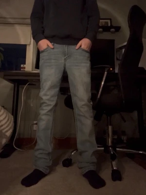 Ljusblå raka Levi's jeans slim  - Säljer ett par ljusblå jeans från Levi's med klassisk rak passform och fem fickor. Jeansen har en avslappnad look och är tillverkade i denim med en snygg tvätt. Perfekta för dig som gillar en tidlös och enkel stil passar dig som är 158-162 cm