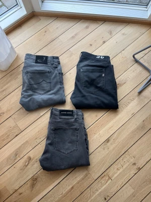 Tre par jeans i grå och svart - Limited edition cohen + vanliga cohen + dondup nypris 18000kr fler bilder finns på de andra annonserna som ligger ute på Jenssen! 