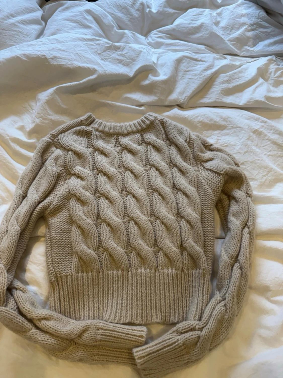 Beige kabelstickad tröja - 1