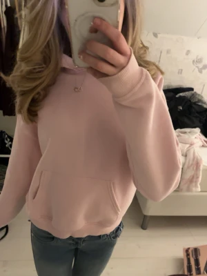 Ljusrosa hoodie från Gina tricot - Jätteskön hoodie från Gina i storlek xxs. Använd några gånger men den är i bra skick. 