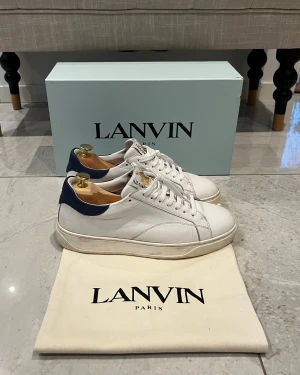 Lanvin Skor - Tjena! Säljer nu dessa Lanvin dbb0 skor. Storlek 42 - Skick 8/10 - Nypris på dessa är ca 4500 och mitt pris 2299, (pris kan diskuteras vid snabb affär). Det som ingår är Box, Dustbag, Digitalt kvitto och Nya skosnören! Hör gärna av er vid minsta fundering/fråga. MVH JL STORE