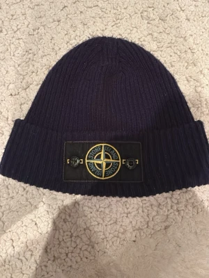 Stone Island mössa  - Säljer en stone island mössa eftersom den inte riktigt passar mitt huvud. Mössan är äkta och inköpt på nk förra hösten. Priser kan diskuteras.
