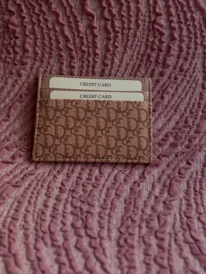 Beige korthållare  - Snygg beige korthållare  med det klassiska monogrammönstret. Tillverkad i canvas med flera fack för kort. Perfekt för dig som vill ha en stilren och lyxig accessoar i fickan.