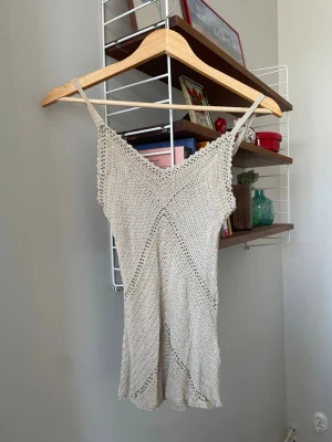 Virkat broderat linne  - Virkat linne med pärlbroderi och reglerbara axelband. 100 % viskos. Strl M men motsvarar snarare S. Fint skick men finns en liten tråddragning längst ned (se sista bild)   ✨ Se även mina andra annonser, 3 för 2 på allt! ✨