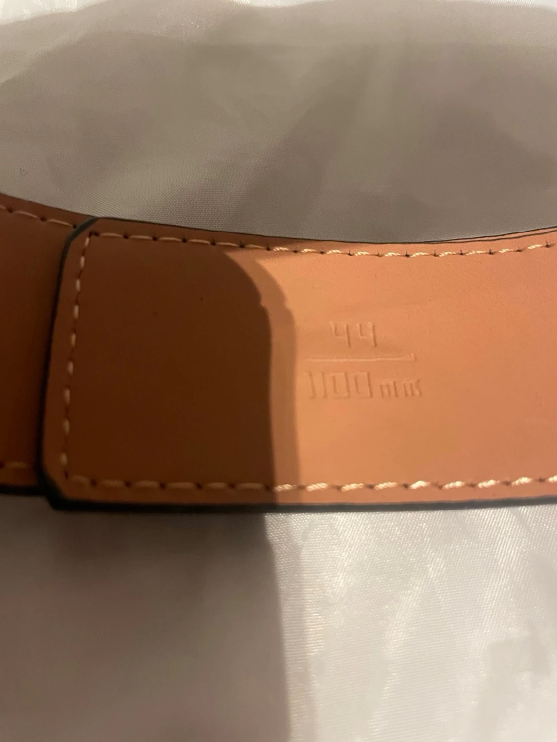 Svart grått bälte med silver spänne. 110cm - 1