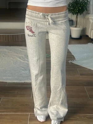 Abercrombie & fitch Lågmidjade vintage byxor  - Ett par byxor från Abercrombie & fitch i storlek XS. Rakt över midjemått: ca 38cm. Innebenslängd: ca 79cm. Finns 1 fläck (se bild) Jag fraktar inom 24h, frakt med PostNord prioriteras. Se liknande plagg i min profil! 