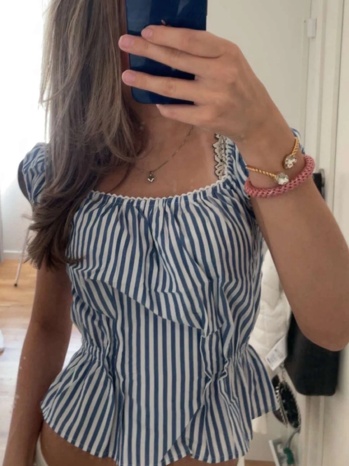 Blåvit randig blus med volang