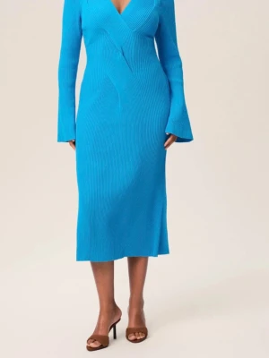 Blå ribbad långklänning från Adoore - Säljer helt oanvänd klänning från adoore morzine som jag köpte under deras outlet. Alla prislappar sitter kvar. Normal i storleken. Sitter helt magiskt och färgen är underbar!   #adoore #mididress #dress #figure #shape