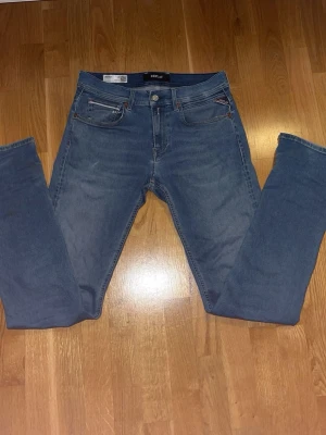 Replay jeans - Säljer dessa fina replay jeans som varit med mig ett tag nu, skicket är bra och använda fint. Egna slitningar som kom med att använda de. Grover modellen så de är lite avslappnade vid anklarna men sitter fortfarande slim fit. Hör av er vid frågor eller funderingar 