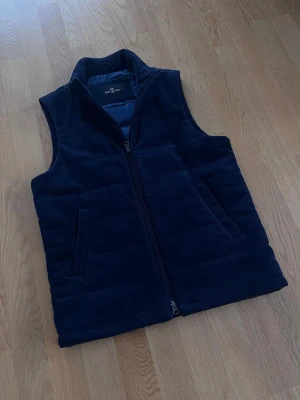 John Henric väst - Snygg mörkblå väst från John Henric | Storlek S | Mycket bra skick✅|