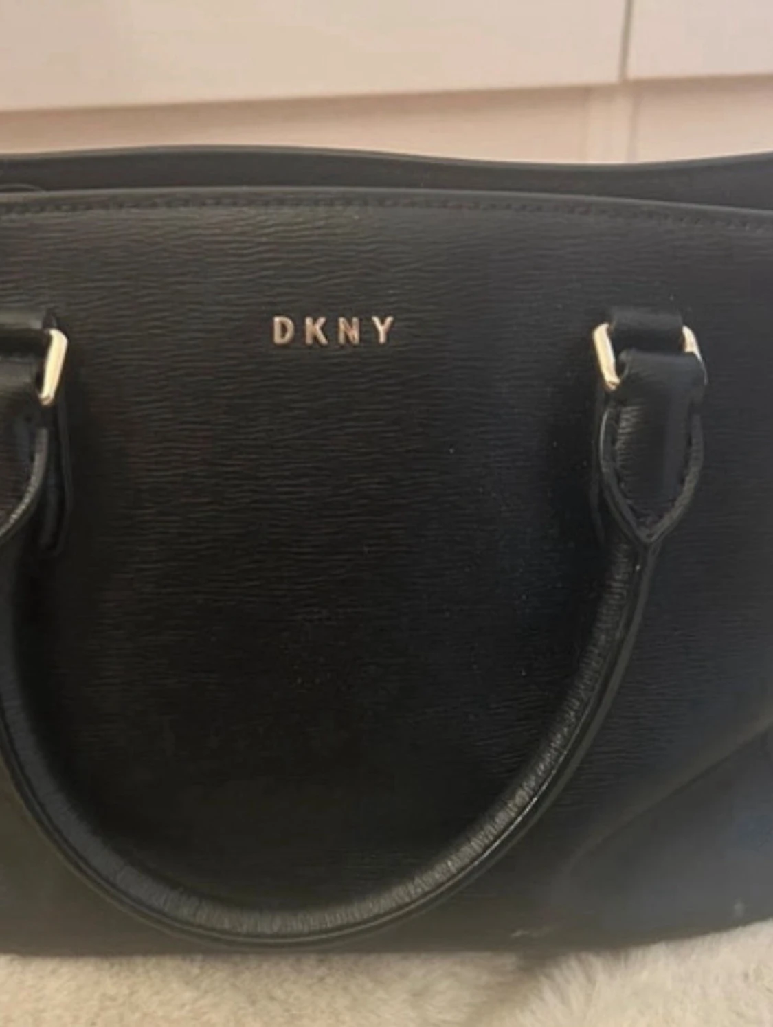 Svart handväska från DKNY?