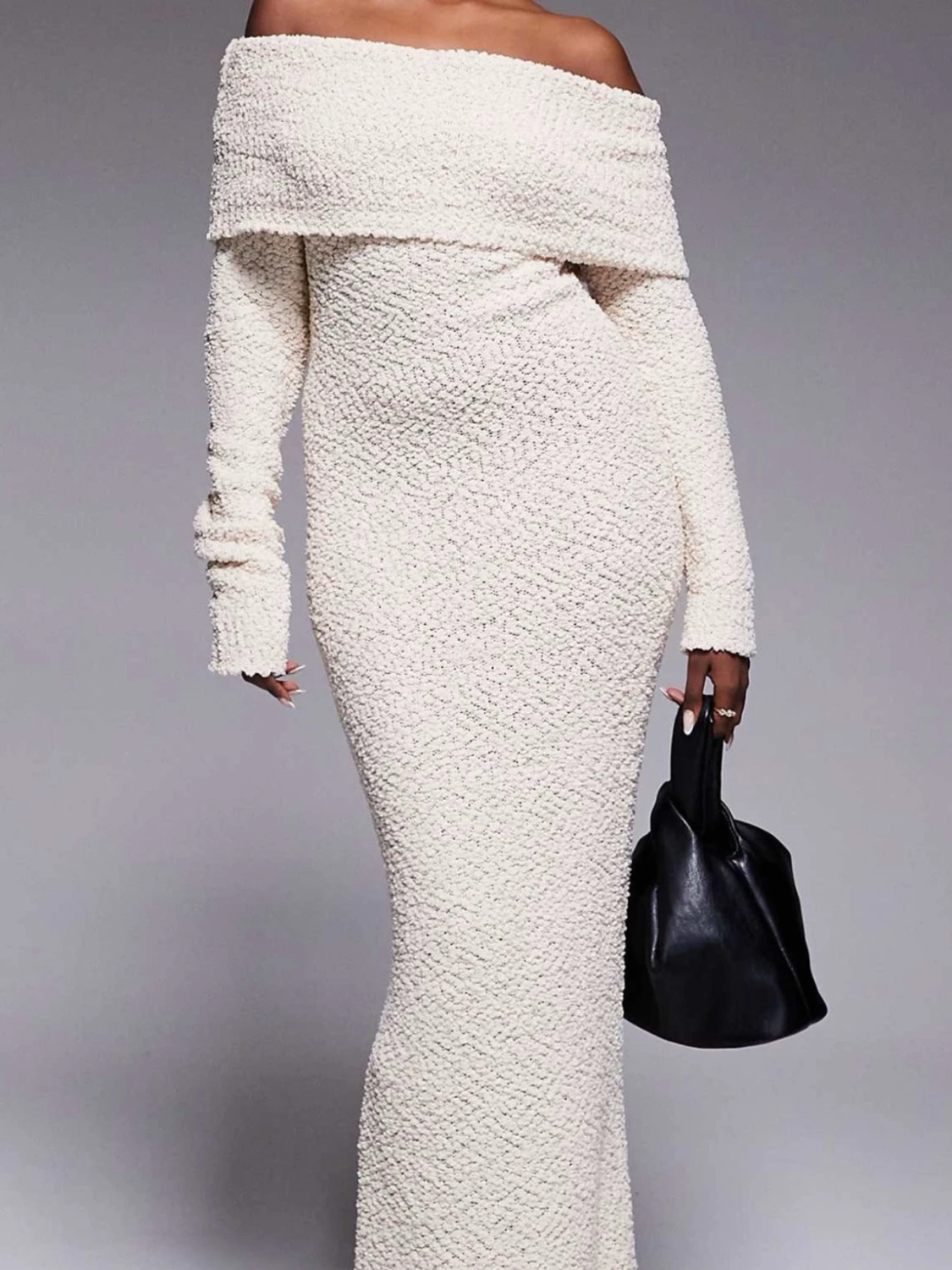 Offshoulder långklänning i vit bouclé