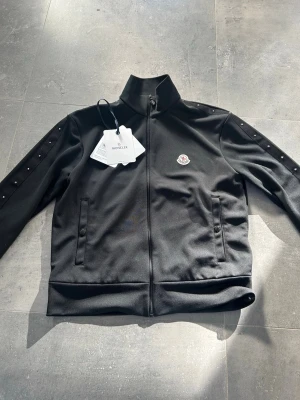 Moncler full zip - Säljer nu den här riktigt feta moncler full zipen eftersom den inte passade köpt på NK i stockholm och bara använd 3 gånger 