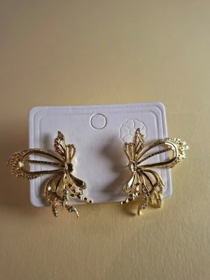 Guldiga örhängen i fjärilsform - Fler fina accessoarer finns på min profil 💍  More exquisite accessories on my profile listings.