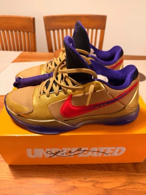 Nike Kobe 5 Protro Undefeated hall of fame - Använda en gång i match. Köpta på GOAT Kvitto och orderbekräftelse finns så det är bara att fråga om ni vill se det. Kan gå ner i pris vid snabb affär 