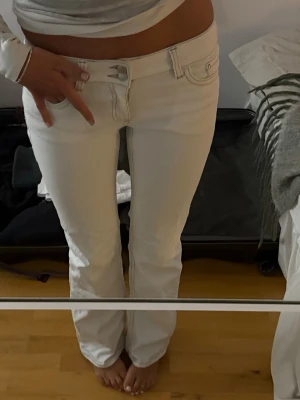 Lågmidjade jeans  - Populära Nelly jeans som knappt är använda😍 