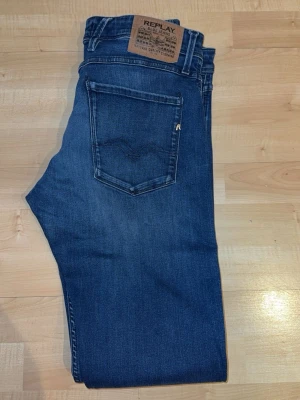 Blå jeans från Replay - Snygga blå jeans från Replay med klassisk femficksdesign och raka ben . Perfekt för en stilren look, intreserad->dm W33 L36 lite långa men sitter inte så stort runt midjan 