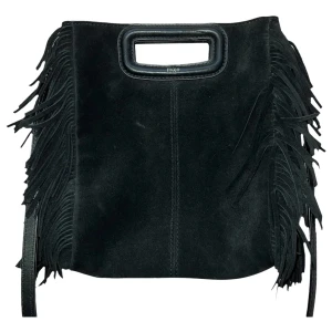 Maje väska - Intresskoll på min svarta väska i mocka från maje. Säljer eftersom att den tyv inte kommer till användning. Nytt skick och första bilden är lånad💗 kan nog tänka mig diskutera priset vid snabb affär